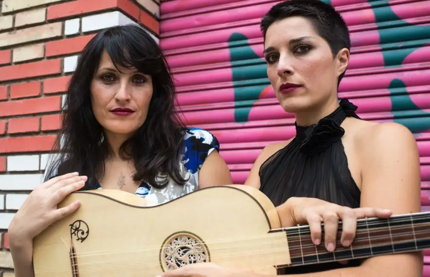 Belisana Ruiz, guitarrista de Pasacalle (a la dreta).