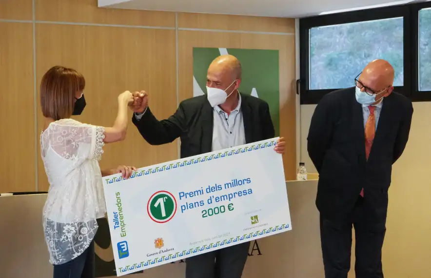 Rossendo Duró durant la graduació del Taller d'Emprenedors de l'UdA, recollint el primer premi pel seu projecte.