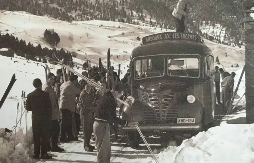 Un Fargo s’atura a la plaça Benlloch en el documental de Jean Castanyer (1948).