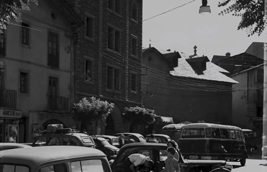 La plaça Benlloch, des del portal de casa Guillemó, als anys 50, encara amb el Quart, i la rectoria vella.