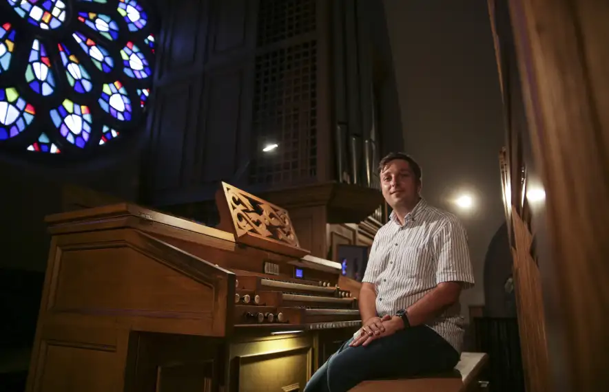 L'organista polonès, a l'orgue de Sant Esteve d'Andorra la Vella, on avui protagonitza un concert.