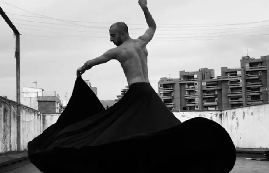 Borja Fernández, habillat per a l’espectacle ‘Eolo’, en una representació a Badalona.