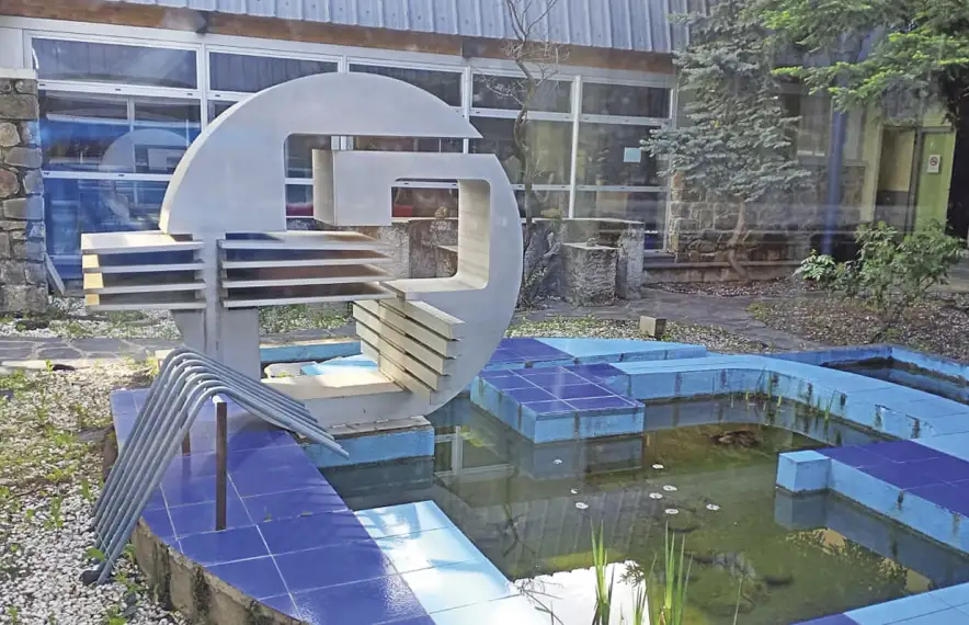 L’escultura monumental, instal·lada a mitjan dels anys setanta, un encàrrec de l’Estat francès.