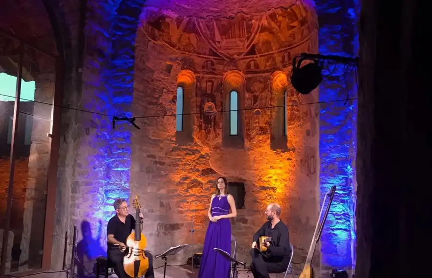 Capilla de Ministrers durant l'actuació a Sant Vicenç d'Estamariu.