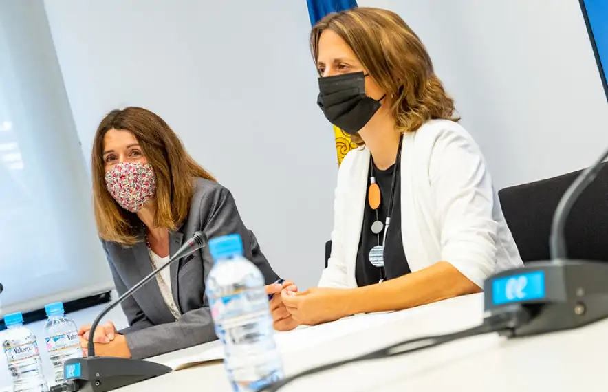 La cònsol escaldenca, amb la directora del departament de Cultura, Anna García, a l'esquerra.