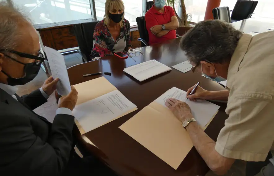 El pintor Galobardes signant la cessió, amb el cònsol Francesc Camp i familiars de l'artista.