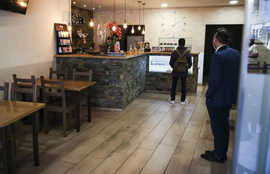 L’aforament a l’interior de bars i restaurants està limitat encara per la distància de metre i mig entre taules.