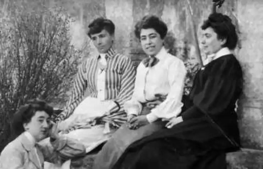 Caterina Albert, amb unes amigues a l’Escala natal a l’època de ‘Solitud’, publicada el 1905. Ja es feia dir Víctor Català.