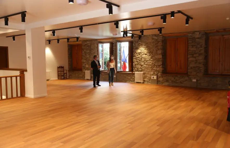 Els cònsols lauredians passegen per la primera planta de la casa comuna antiga, que ja espera les obres de Sergi Mas.