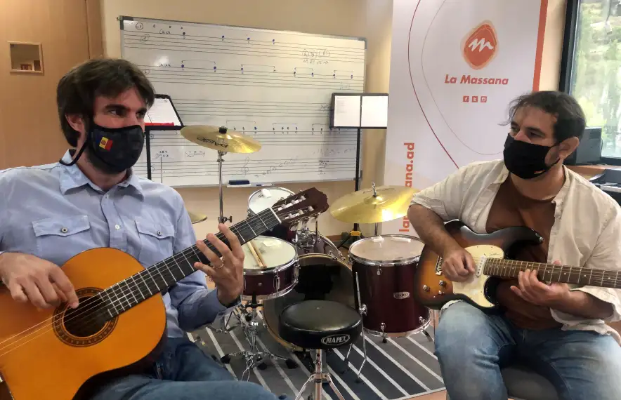 El conseller de Cultura de la Massana, Guillem Forné i el coordinador del centre durant el comunicat de premsa d'aquest matí. Juli Barrero