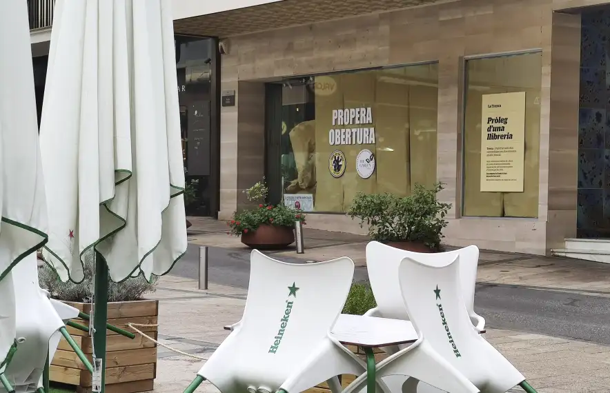 Un prometedor cartell, ‘Pròleg d’una llibreria’, anuncia la pròxima inauguració de La Trenca a la plaça Rebés.