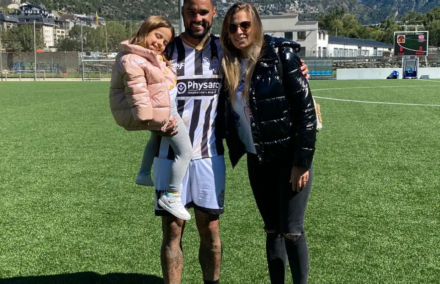 Matías Mirabaje, després del seu debut golejador amb la UE Engordany, amb la seva parella i la seva filla. Foto: Foto cedida per Matías Mirabaje