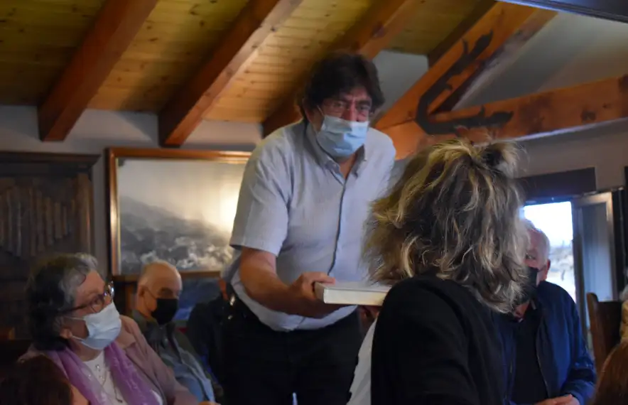 Entrega del llibre ‘Ordino segle XVII. Els noms propis i la propietat de la terra’, d’Albert Pujal, a algunes famílies històriques