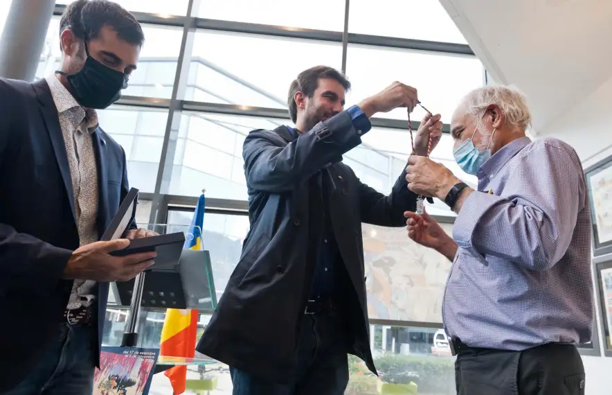 El conseller de Cultura, Guillem Forné, imposa la medalla de Fill Predilecte a Jan, ahir al Museu del Còmic.