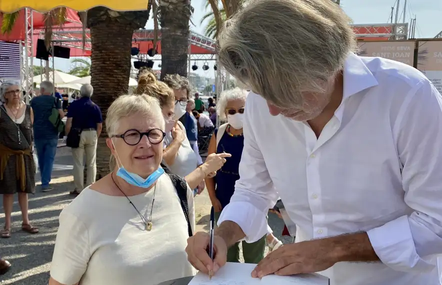 El novel·lista massanenc firma exemplars a la parada número7 del Moll de la Fusta.