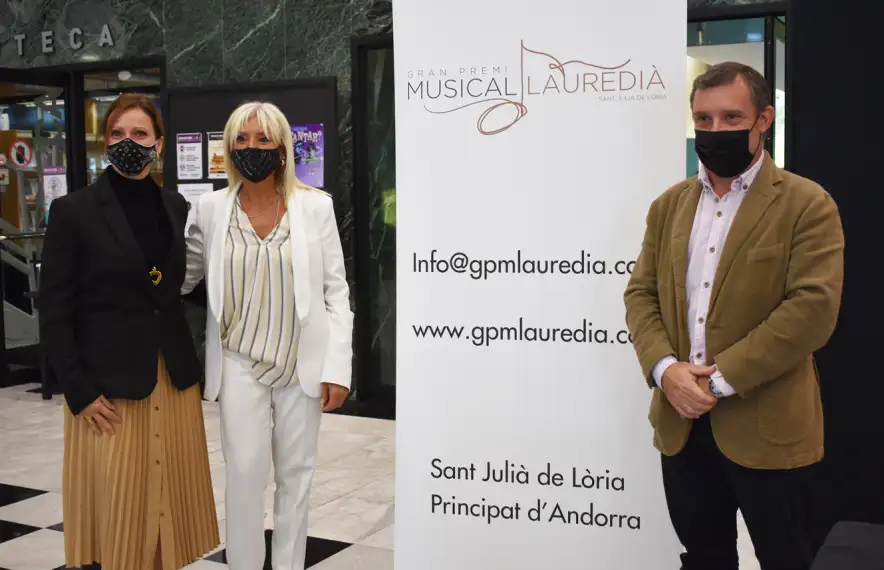 Roser Palomero, entre els cònsols, Mireia Codina i Josep Majoral.