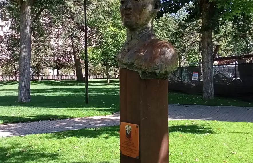 Bust en memòria de José Rizal, obra d’Àngel Calvente.