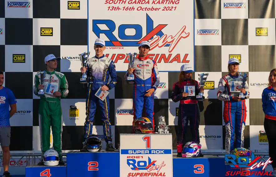 Àlex Machado, al lloc més alt del podi al Circuit South Garda de Lonato. Foto: Fotoesport