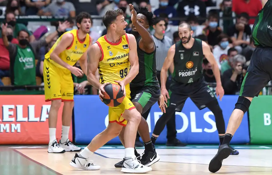 Gal Mekel defensat per Feliz. Foto: ACB Photo / D. Grau