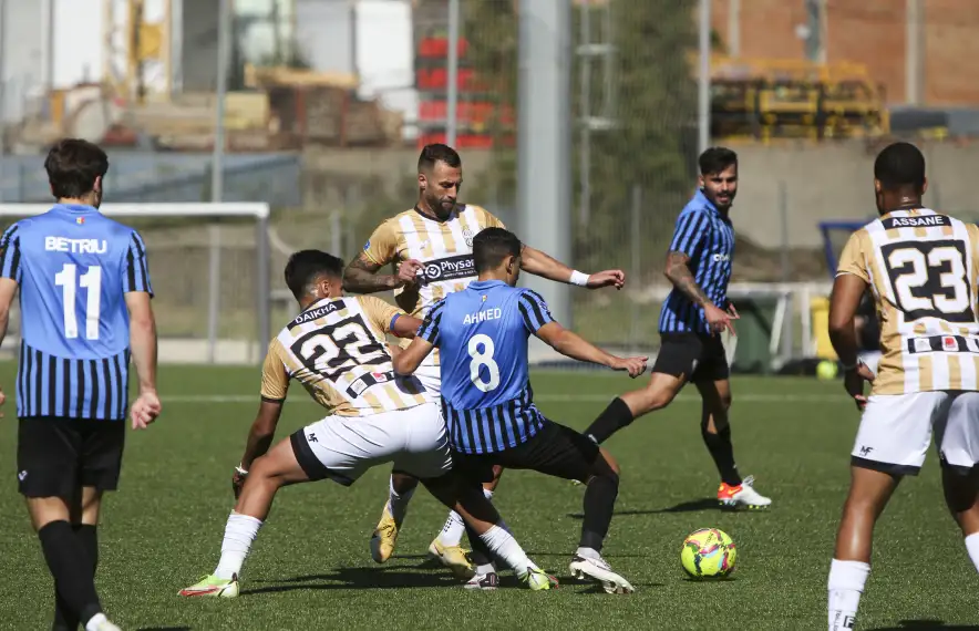 Ahmed Belhadji, de l’Inter Escaldes, defensat per Daikha de la UE Engordany. Foto: Facundo Santana