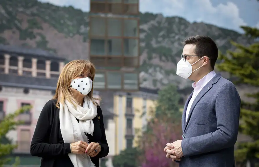 La cònsol Conxita Marsol i Jordi Sabata, el maig passat a la plaça del Poble.