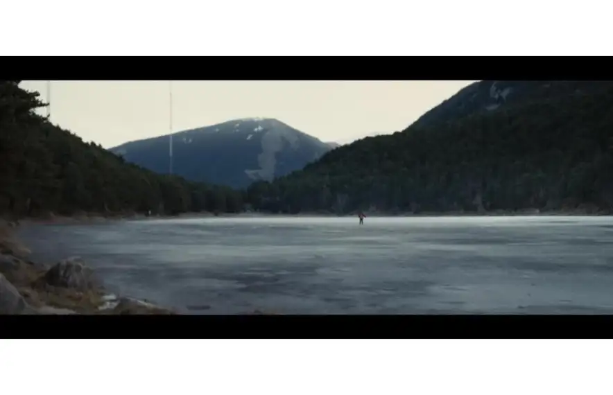 Captura de pantalla de ‘Under the ice’, en el moment que Edur s’aventura per la superfície glaçada d’Engolasters. El gel es va construir per ordinador.