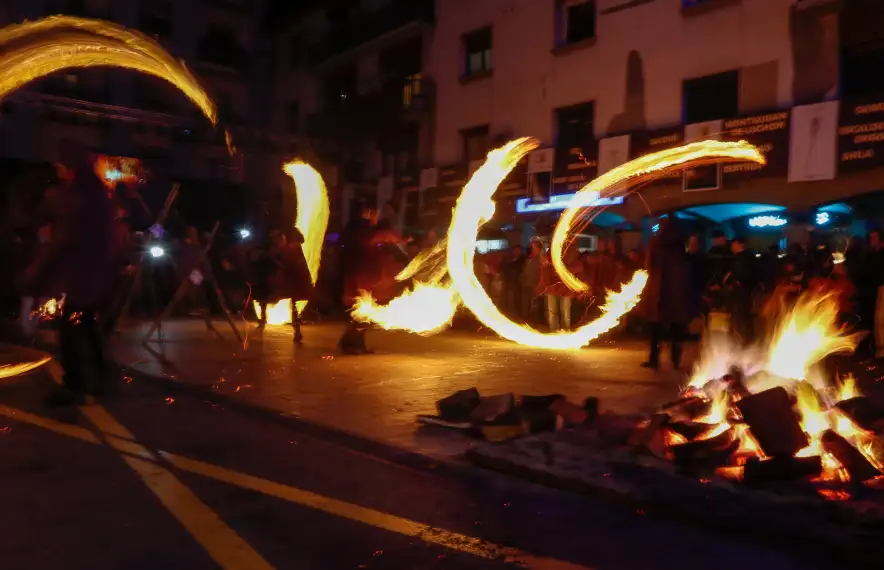 Fallaires de la capital fent rodar el foc.