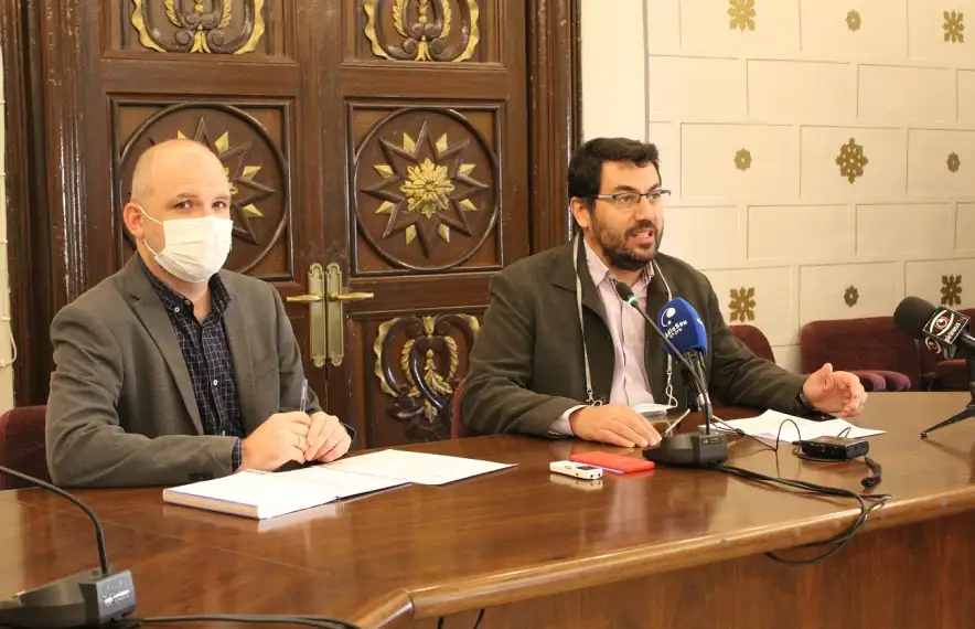 Òscar Enrech, director territorial de la Casa de la Música, i l’alcalde, Francesc Viaplana, en la signatura del conveni.