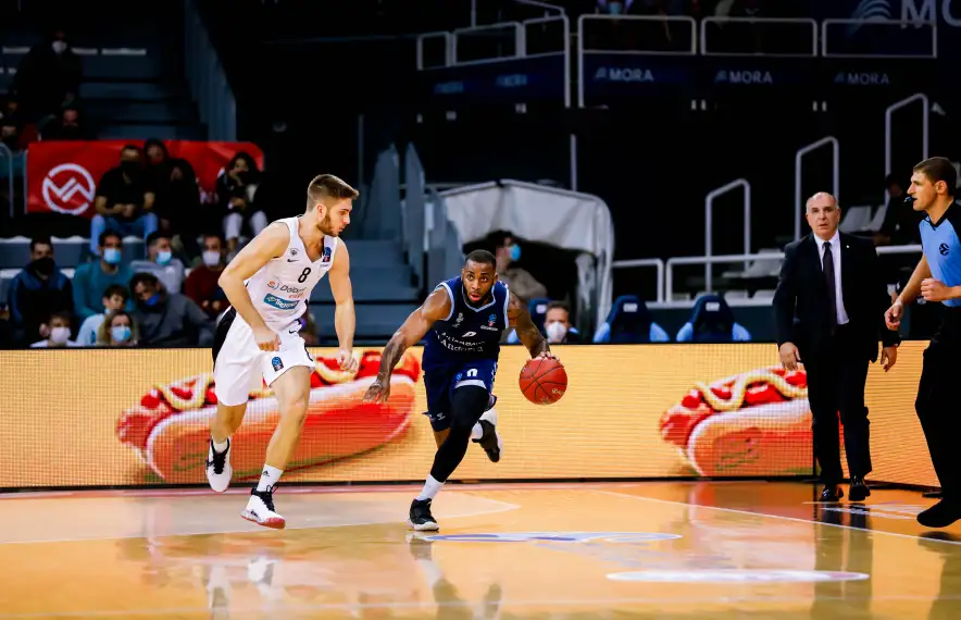 Miller-McIntyre, defensat per Luca Conti (Dolomiti Trento), va repartir 12 assistències.Foto: Martín Imatge