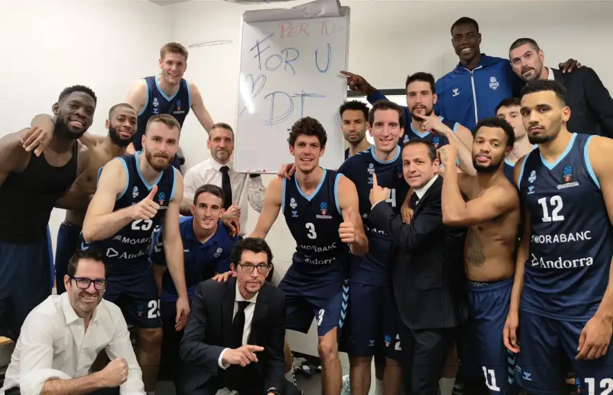 El BC MoraBanc va dedicar el triomf a Hamburg al 'fisio' David de Toro. Foto: Twitter BC MoraBanc Andorra