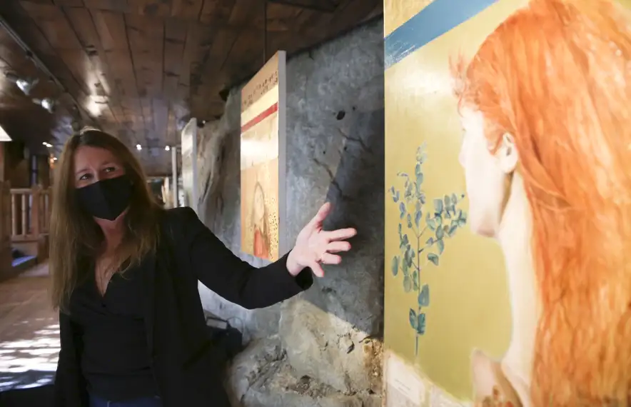 Mujal, davant d’una de les dones de la sèrie, totes amb una cabelllera XXL que simbolitza, diu, el pas del temps.