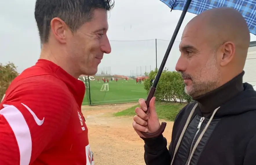 Robert Lewandowski va rebre la visita de Pep Guardiola abans de jugar contra Andorra. Foto: Facebook
