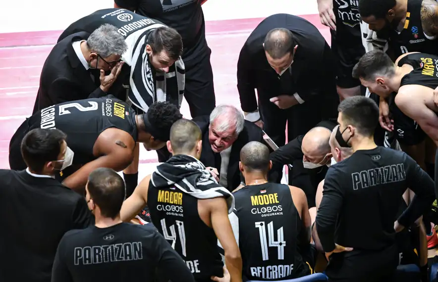 ‘Zeljko’ Obradovic dirigeix un Partizan de Belgrad que encara no ha patit cap derrota aquesta temporada. Foto: Twitter KK Partizan NIS