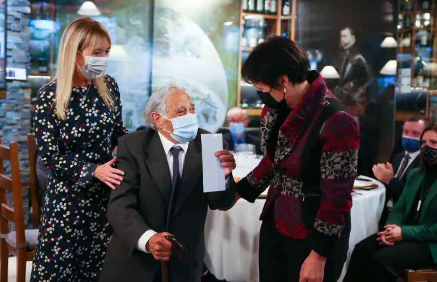 El guardó d’ahir és un sensacional colofó a l’any Sergi Mas: a la imatge, l’artista lauredià en el moment de rebre el premi de mans de la síndica, Roser Suñé.