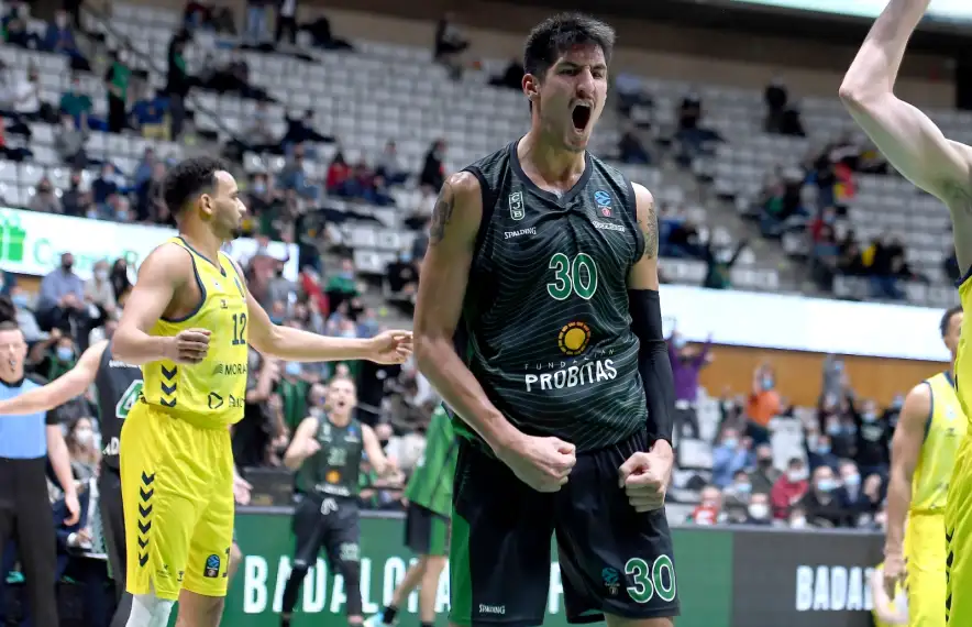 Derek Willis, aler pivot nord-americà del Joventut Badalona, eufòric després d’una cistella i Noua, desesperat.Foto: Joventut Badalona