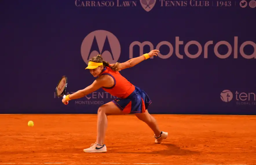Vicky Jiménez, en el partit de dimarts al vespre on va eliminar una Top-100 WTA, la brasilera Beatriz Haddad Maia. Foto: Garchie Montero / Open Montevideo