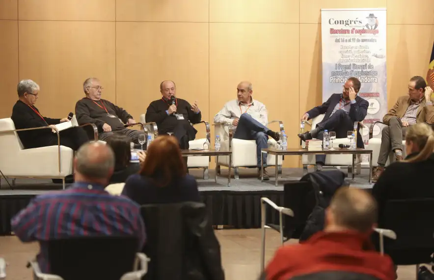 Jaime Rocha, amb micròfon, a la taula rodona d’ahir sobres espies espanyols al llarg de la història.