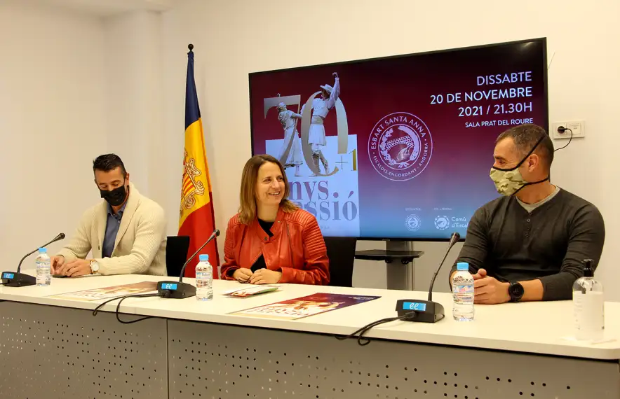 a cònsol Rosa Gili, entre el president i el director artístic de l’esbart Santa Anna.