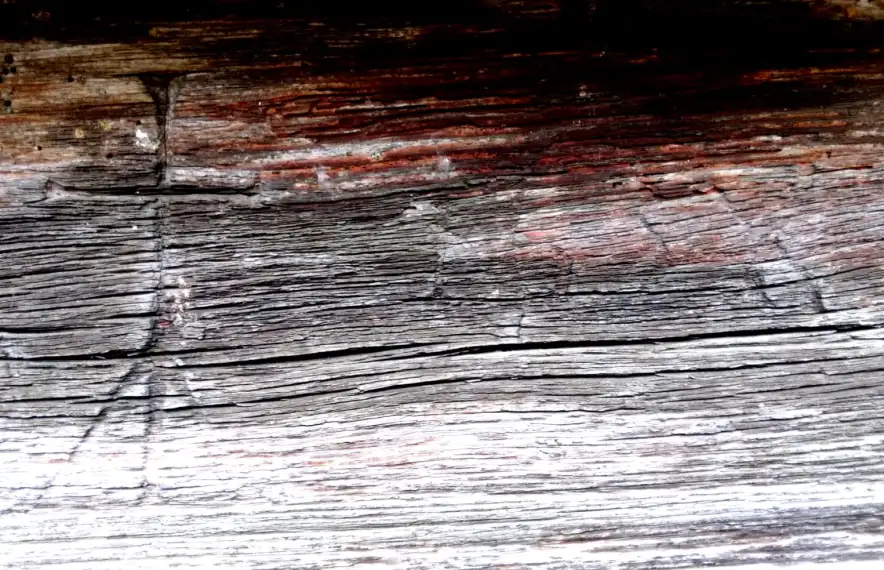 La llinda de la porta conserva una creu del calvari idèntica a la de la casa pairal i l’any de construcció de l’estructura, el 1658.