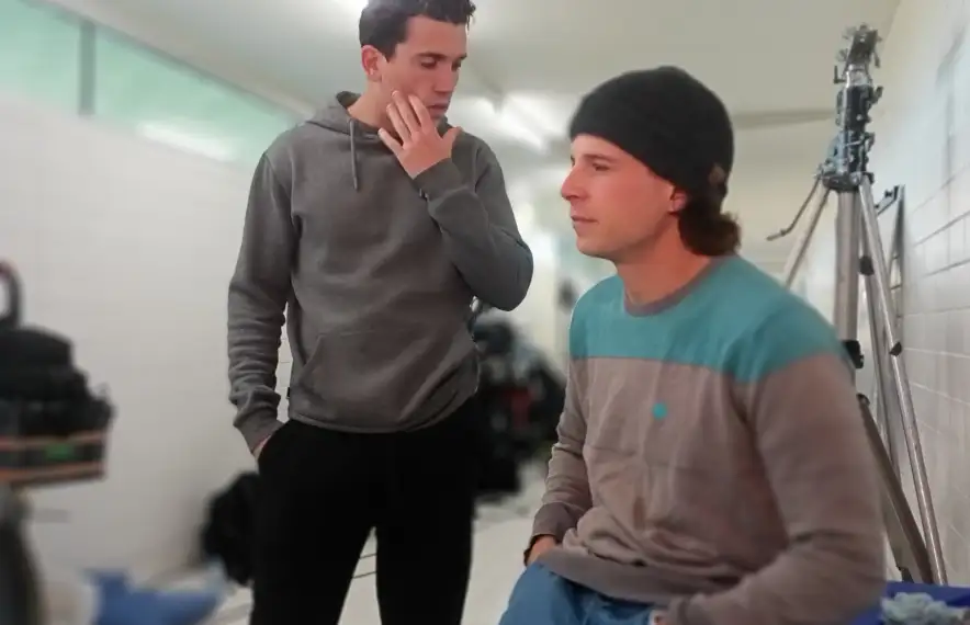 Jaime Lorente i Álvaro Cervantes, en un recés del rodatge d’ahir a la piscina del Centre Esportiu del Pas: venien de passar-se cinc hores a l’aigua, cinc.