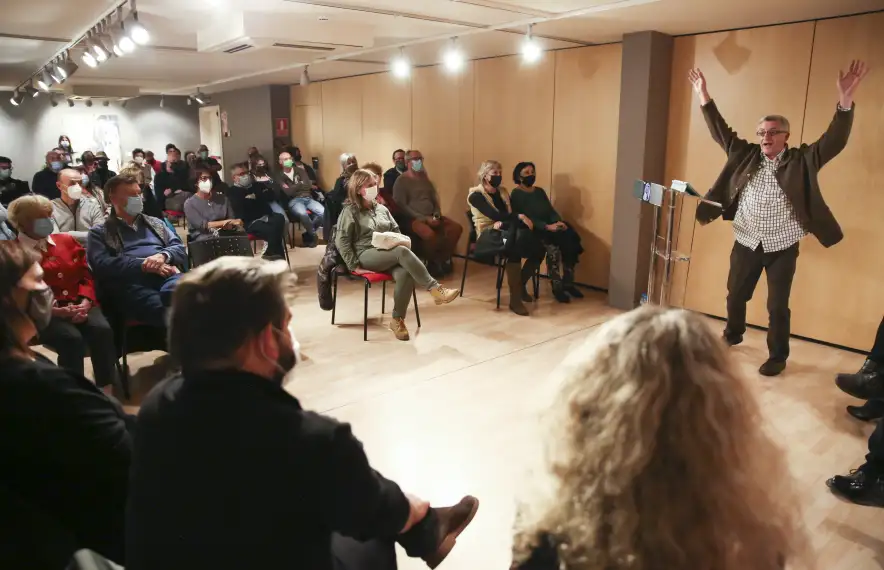 L’escriptor Manel Gibert crida “eureka!” mentre fa un particular elogi de la peresa.