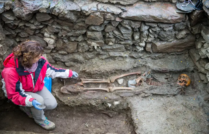 L'antropòloga Núria Armentano amb les restes exhumades el 2017 al cementiri de Soldeu.