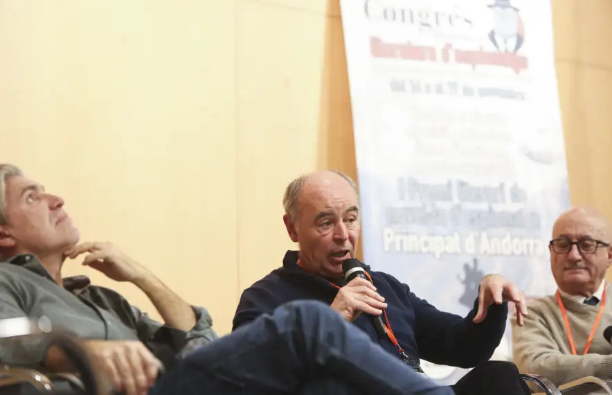 Greg Coonen (‘La pífia’), Claude Benet (‘Guies, fugitius i espies’) i Joaquín Abad (‘El andorrano’), a la taula rodona d’ahir sobre espionatge a Andorra.