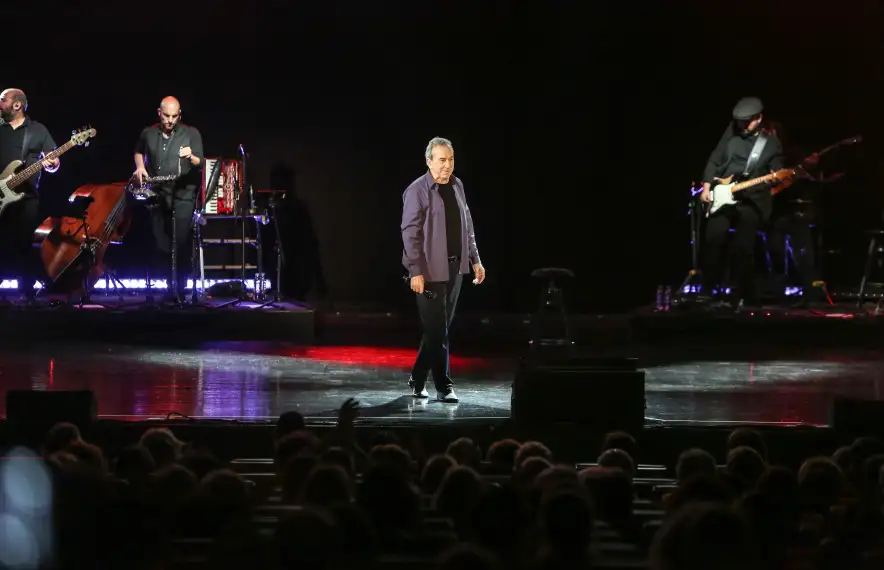 Perales va omplir anit el Centre de Congressos en un concert emocionant que va acabar amb tres bisos i el públic dempeus.