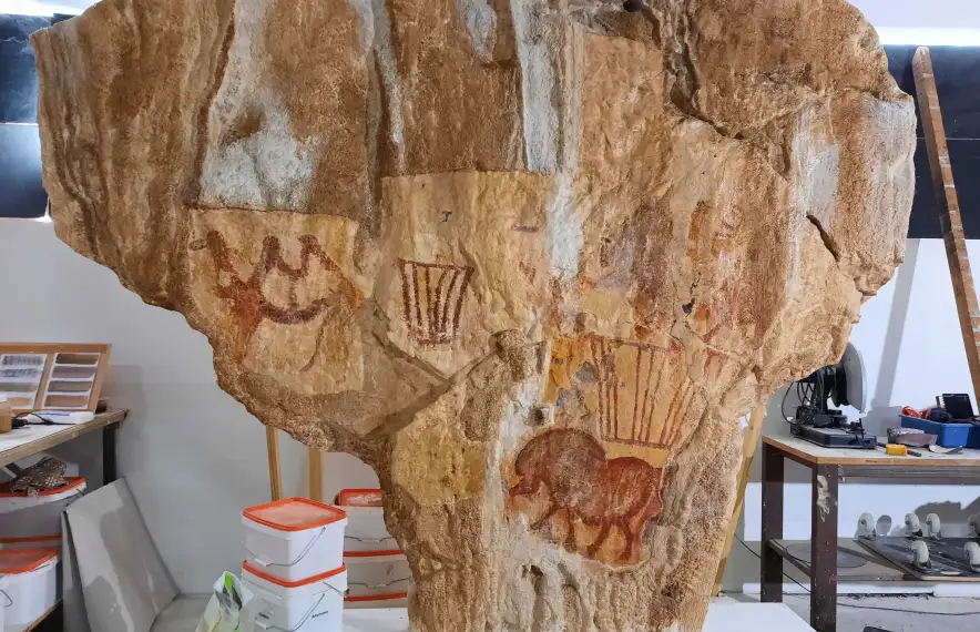 La figura del camell, inconfusible i pelet incongruent, a la rèplica que Guillamet i el seu equip prepearen a Montignac.