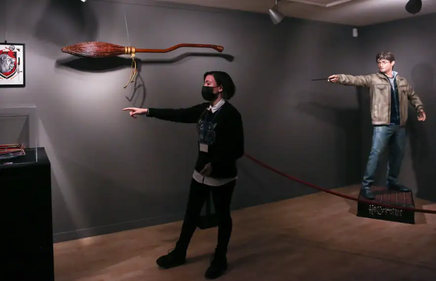 'La màgia' inclou la vareta de Harry Potter, i altres set varetes, a banda de la Nimbus 2000, l'escombra titular del mag.