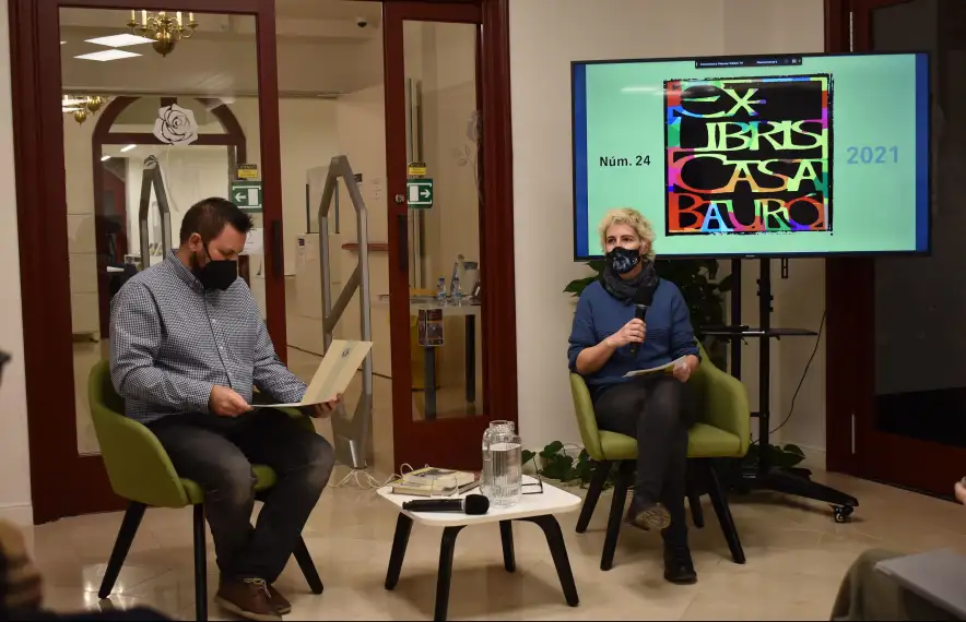La presentació del número 24 de la revista 'Ex-libris Casa Bauró', avui al vestíbul de l'antic Hotel Rosaleda.