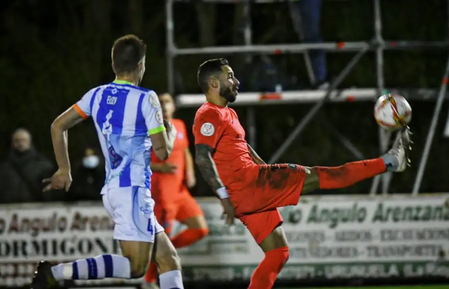 Marc Fernández va marcar l’únic gol del partit contra el Náxara CD des del punt de penal comés sobre Álex Pastor.Foto: Edu Del Campo