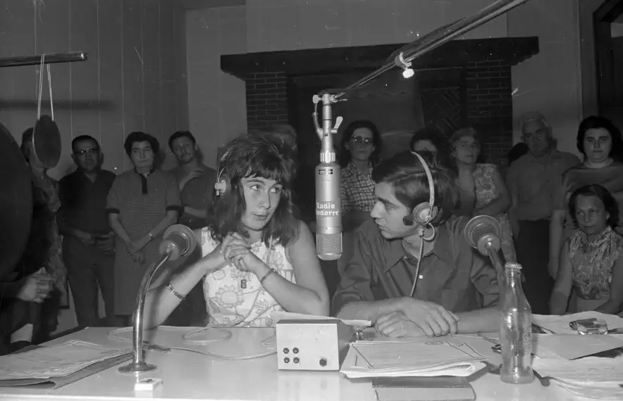 El locutor Jacques Oliva, a la dreta, a l’estudi central del Roc de les Anelletes: atenció als gongs, a l’esquerra de la taula.