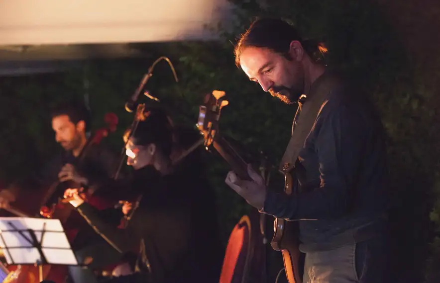 El baixista Landry Riba, impulsor de White Tour, junt amb la catalana Elisa Mas.